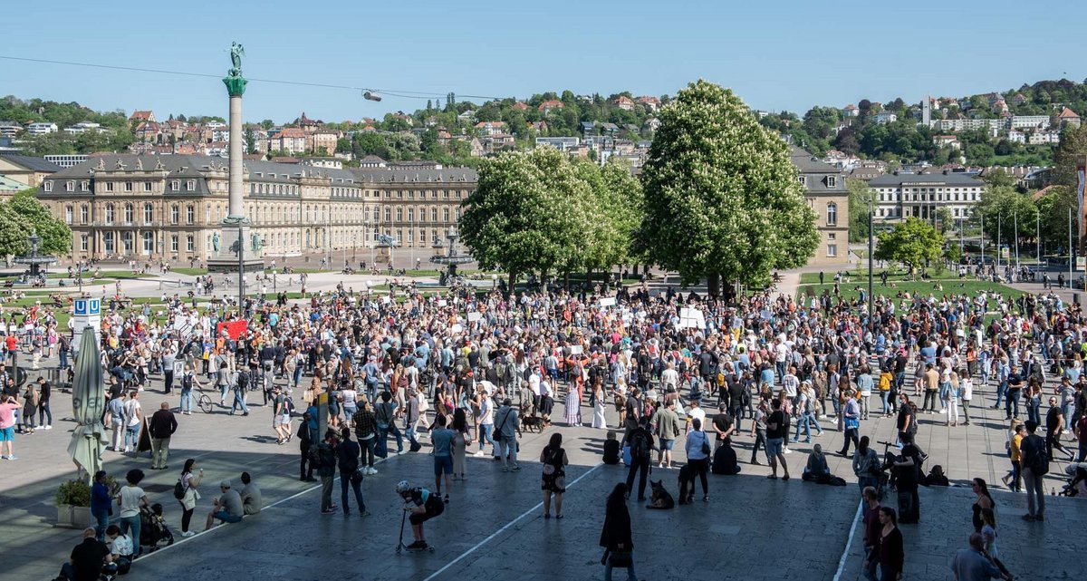 Was geschieht hier? Corona-Party auf dem Stuttgarter Schlossplatz, 25.4.2020. Fotos: Jens Volle