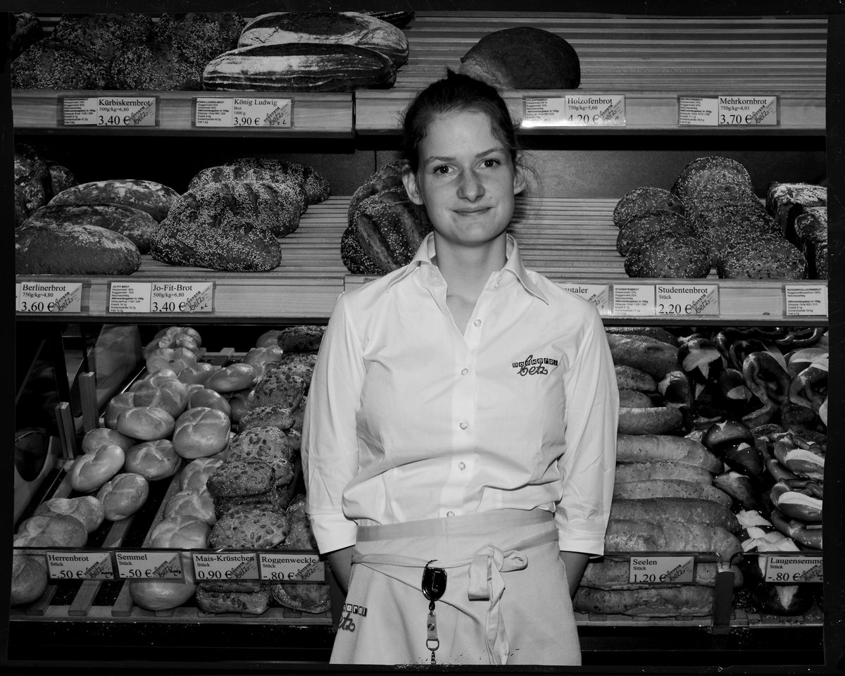 Sie sorgt am Ulmer Verkehrsknoten Ehinger Tor für ofenfrische Brötchen, die Laufkundschaft freut's. Mehr "Halte-Gesichter" mit Klick auf den Pfeil.