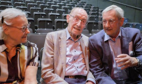 Auch im hohen Alter auf Kontext-Festen. Helga und Edzard Reuter 2022 im Theaterhaus, rechts der befreundete Publizist Anton Hunger.