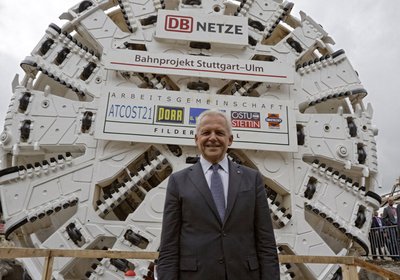 Bahnchef Rüdiger Grube vor einem Tunnelbohrer.