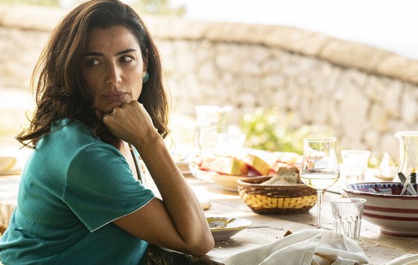 Die von San Gennaro verführte Patrizia (Luisa Ranieri). Die von San Gennaro verführte Patrizia (Luisa Ranieri).