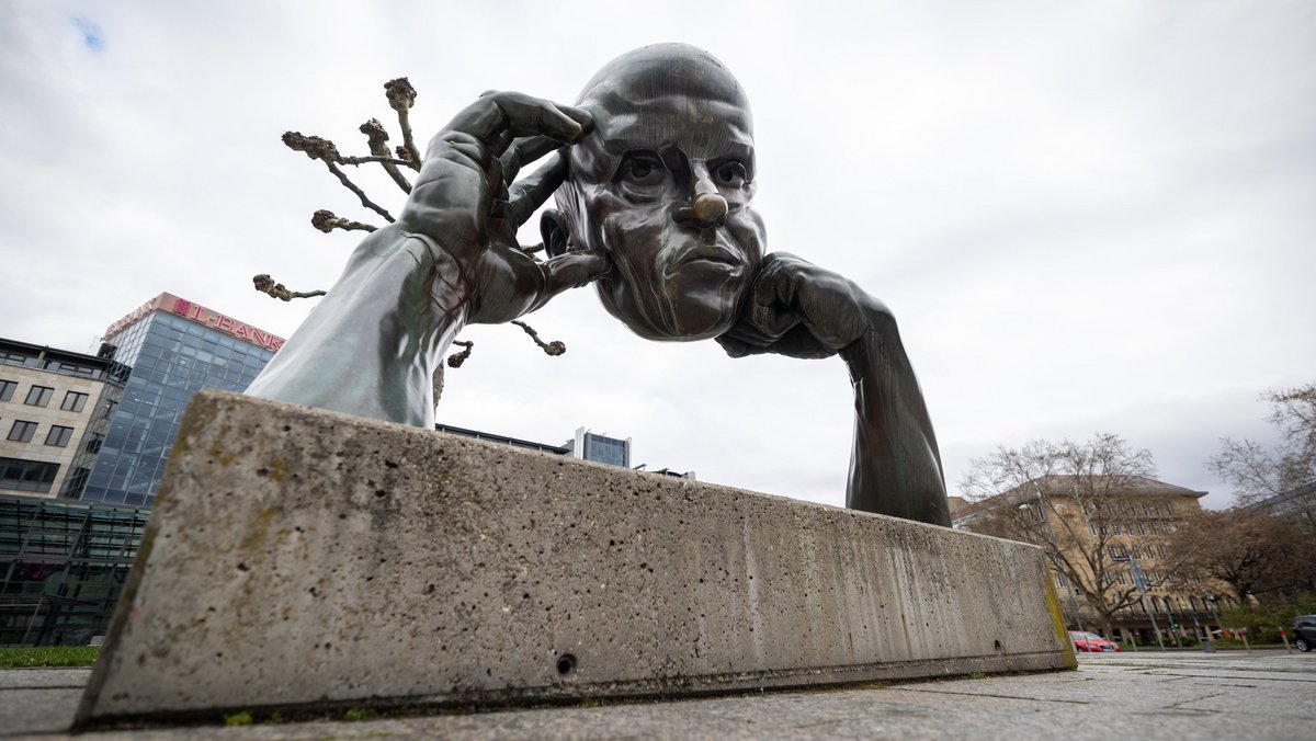 Eine Horde Halbstarker fiel einst über ihn her: Hans Jörg Limbachs "Denkpartner" auf dem Stuttgarter Börsenplatz. Foto: Julian Rettig