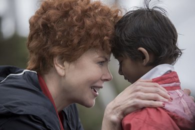 Saroo mit seiner Adoptivmutter Sue Brierley (Nicole Kidman).