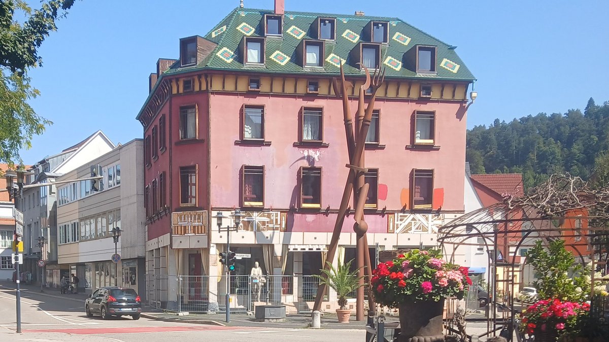 Am Sebastian-Lotzer-Platz in Horb am Neckar: das Sebastian-Lotzer-Haus mit Lutz-Ackermann-Skulptur. Foto: Lothar Eberhard