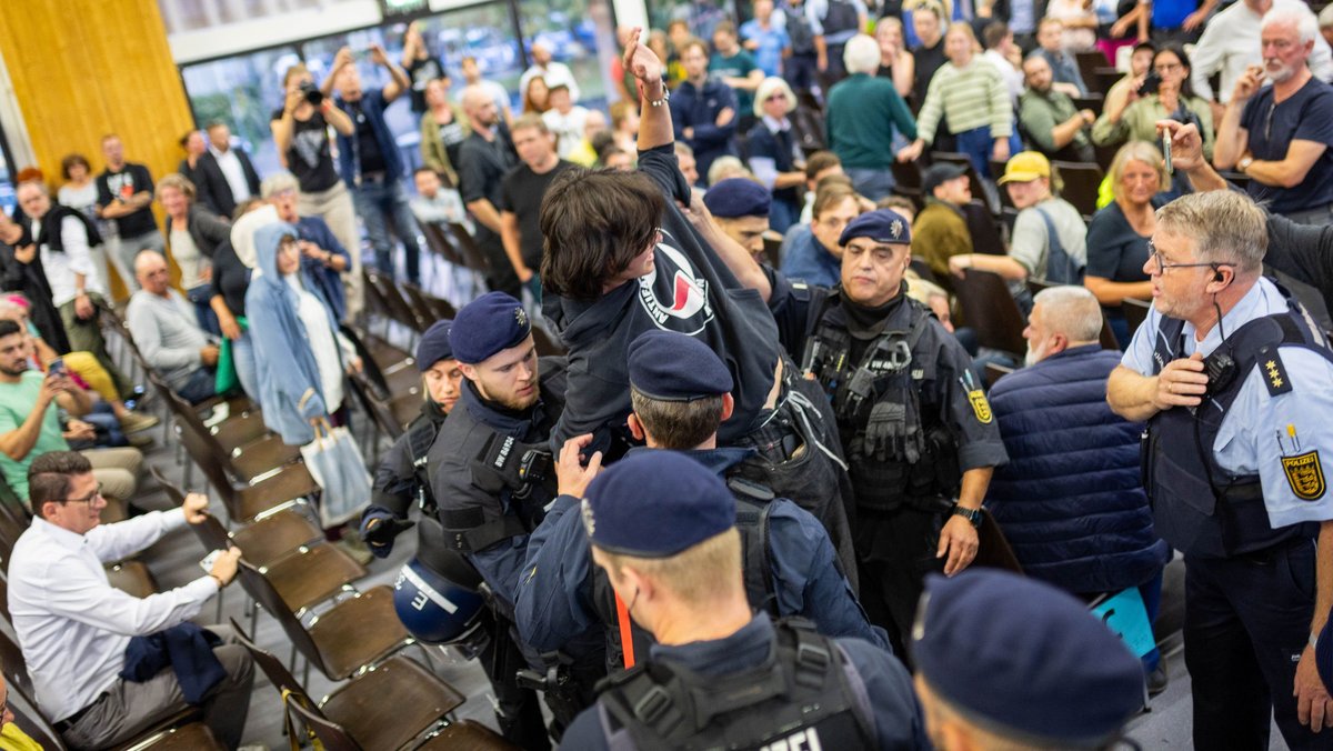 Auf Fingerzeig von AfDlern führen Polizei und Security mehrere Protestierende aus dem Saal. Auf Fingerzeig von AfDlern führen Polizei und Security mehrere Protestierende aus dem Saal.