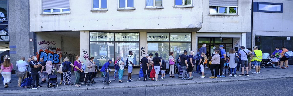 Anstehen vor der Schwäbischen Tafel in Stuttgart, Juli 2022. Foto: Joachim E. Röttgers