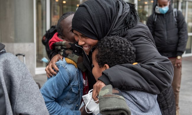 Zahra mit ihren beiden Jüngsten.