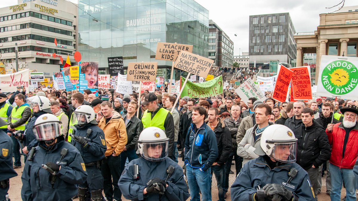 "Demo für Alle" auf dem Stuttgarter Schlossplatz, 2014: Rechte und christliche Fundamentalist:innen protestieren gegen den grün-roten Bildungsplan.