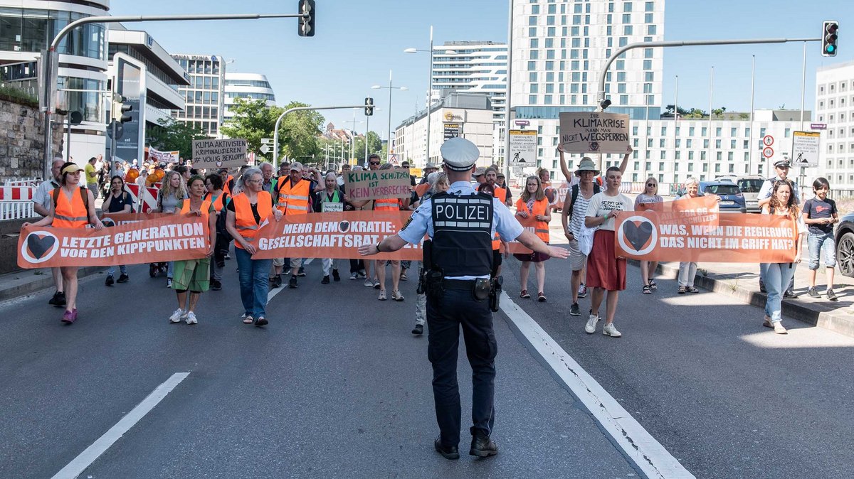 Straßenblockade via Demonstration: Letzte Generation am 31. Mai mitten in Stuttgart. Foto: Jens Volle