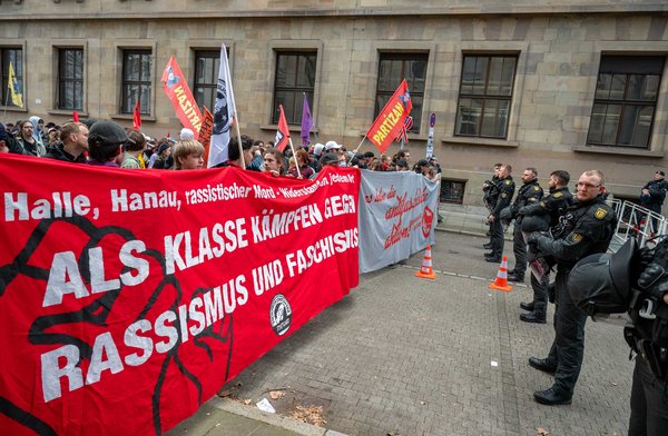 Kein Aufeinandertreffen in Freundschaft: Antifa und Polizei.