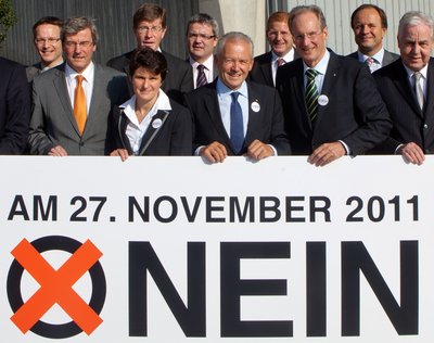 Schuster (Dritter v. r.) im "Kommunikationsbeirat des Bahnprojektes Stuttgart–Ulm". Screenshot