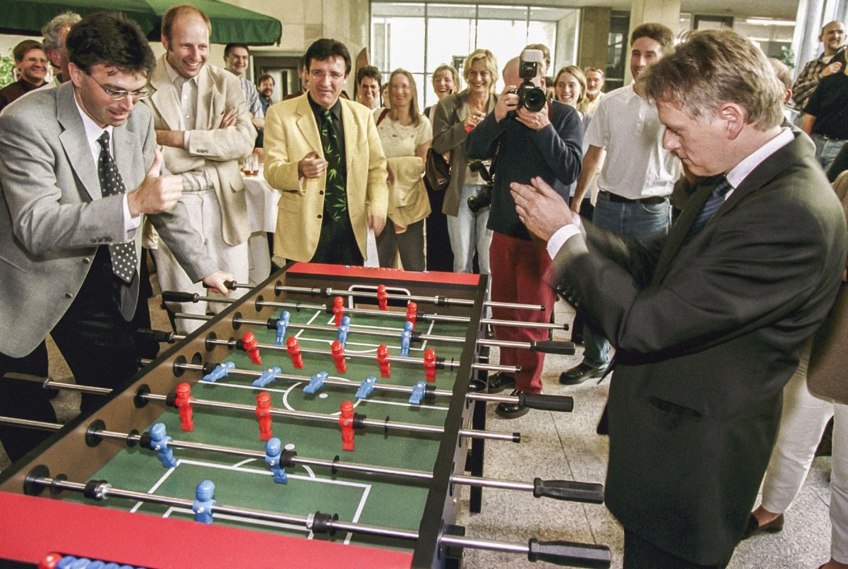 Ob grün oder schwarz – die Jungs waren schon damals (2000) très chic. Dieter Salomon (grau), Wolfgang Reinhart (gelb) und Fritz Kuhn (anthrazit) beim Tischfußball.