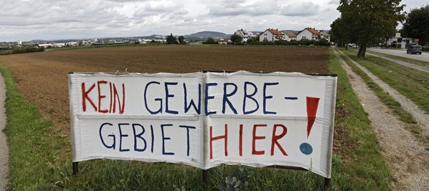 Protest gegen weitere Versiegelung fruchtbaren Ackerbodens in Rommelshausen.