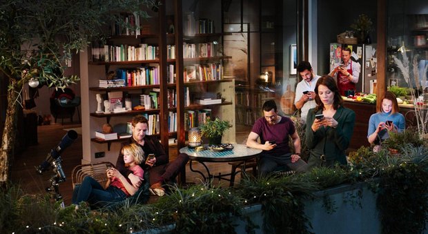 Online verbunden: Bianca (Jella Haase), Simon (Frederick Lau), Pepe (Florian David Fitz), Leo (Elyas M'Barek), Eva (Jessica Schwarz), Rocco und Carlotta (Karoline Herfurth) beim Handycheck.