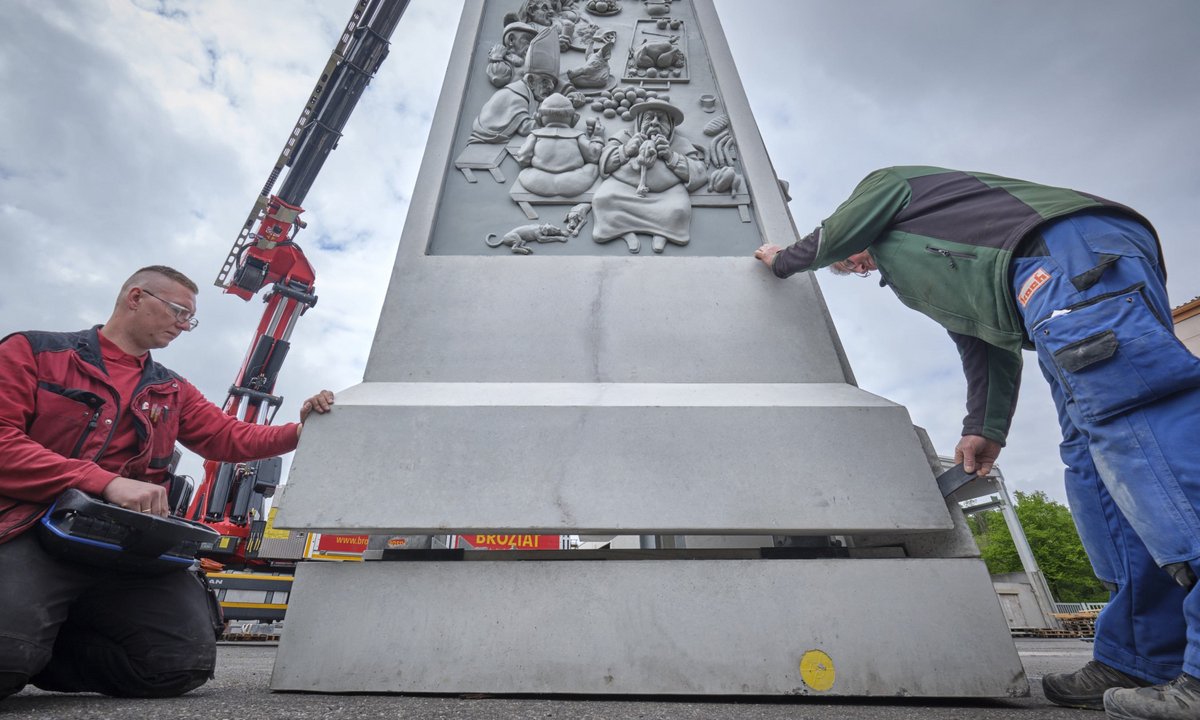 Der Mann links lenkt den Kran.
