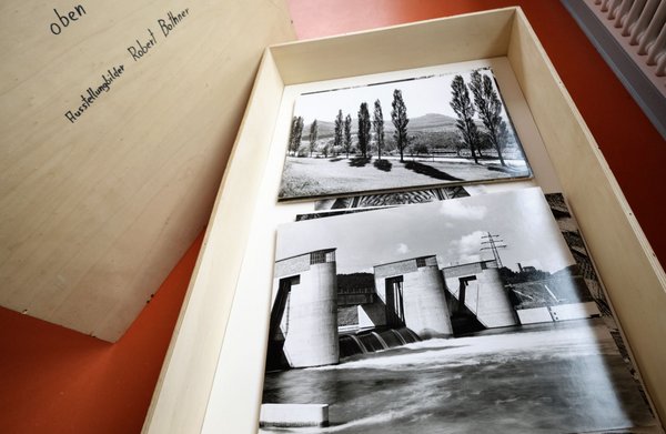Bothner wählte kurz vor seinem Tod die Motive für die Ausstellung selbst aus. In dieser Holzkiste hat er sie gelagert. Fotos: Joachim E. Röttgers Bothner wählte kurz vor seinem Tod die Motive für die Ausstellung selbst aus. In dieser Holzkiste hat er sie gelagert. Fotos: Joachim E. Röttgers