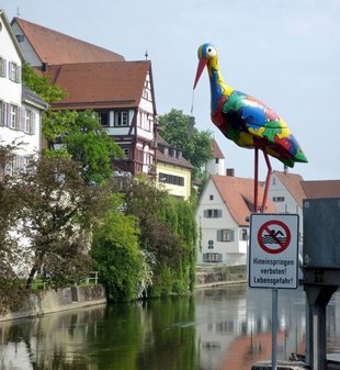 Bunt angemalte Storch-Skulptur in Riedlingen.