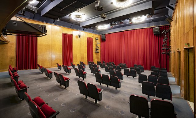Im großen Saal des Stadttheaters: Platz nur noch für 97 statt 400 ZuschauerInnen.
