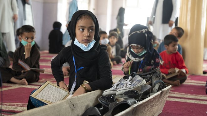 Anerkannt von den Taliban, lernen bei Ofarin auch Mädchen Lesen und Schreiben. Anerkannt von den Taliban, lernen bei Ofarin auch Mädchen Lesen und Schreiben.