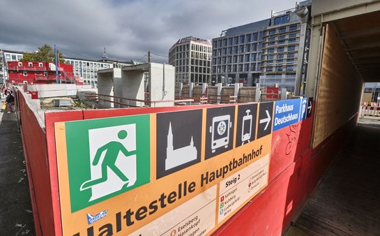 Im Zickzack: der Weg zum neuen Bahnhof.