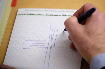Hermann skizziert: Zusätzliche Kopfbahnhofgleise treffen auf Tiefbahnhofgleise. Hermann skizziert: Zusätzliche Kopfbahnhofgleise treffen auf Tiefbahnhofgleise.