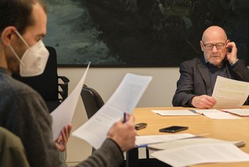 Winfried Hermann im Verkehrsministerium mit Kontext-Redakteur Oliver Stenzel.