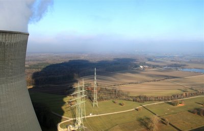 So hoch wie das Ulmer Münster: Kühlturm in Gundremmingen. Foto: Gerhard Neuz, Berufsfeuerwehr Augsburg