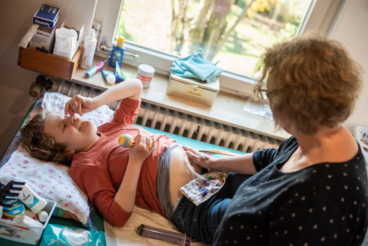 Anne trägt ihr Leben lang Windeln. Ein Hilfsmittel, das große Erleichterung bringt. Und enormen Frust, wenn es fehlt. Fotos: Jens Volle