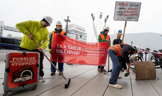 Protest vor dem Stuttgarter Porschemuseum am 17. April gegen Wolfgang Porsches Privattunnel in Salzburg. Foto: Jens Volle