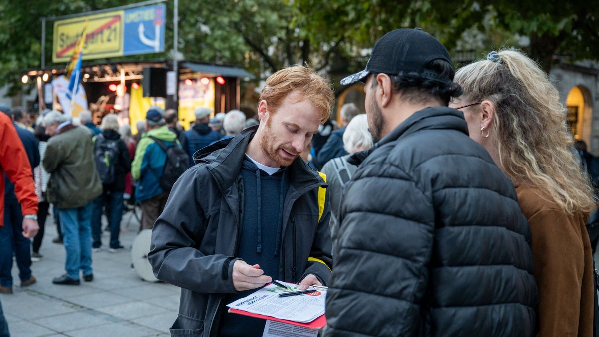 "Wir brauchen noch richtig viele Unterschriften" – Hannes Rockenbauch beim Sammeln auf dem Stuttgarter Schlossplatz. Foto: Jens Volle