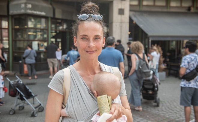 Auch Irini Pröfrock muss lange warten, weil das Bürgeramt West geschlossen ist.