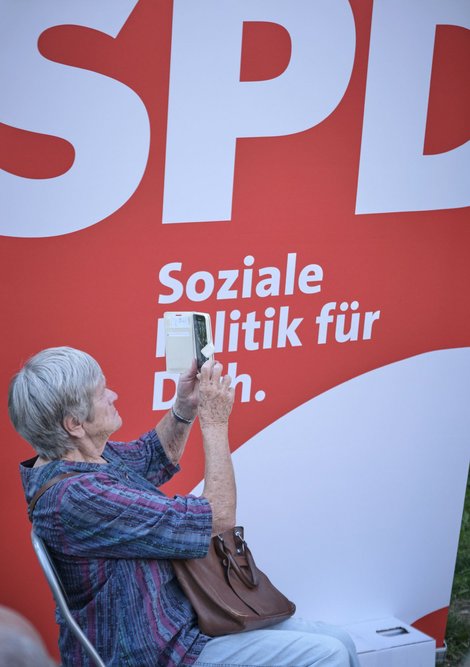 Ob sie sich noch vertreten fühlt? SPD-Wahlkampfveranstaltung an der Stuttgarter Paulinenbrücke. Foto: Joachim E. Röttgers Ob sie sich noch vertreten fühlt? SPD-Wahlkampfveranstaltung an der Stuttgarter Paulinenbrücke. Foto: Joachim E. Röttgers