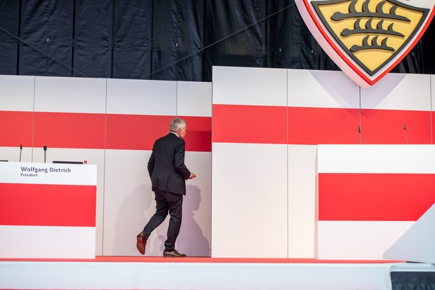 Dietrich beherzigt einen Rat von MV und tritt zur Seite. 