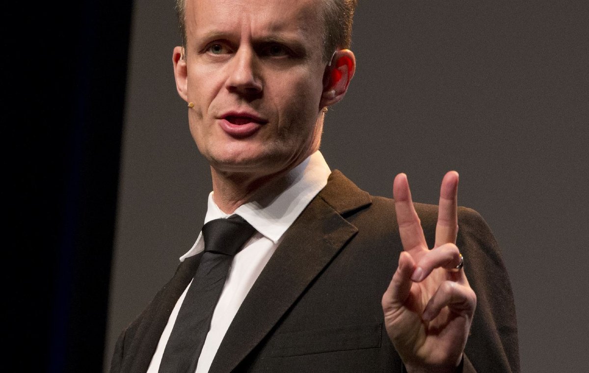 Kabarettist Max Uthoff sagt, die Guten müssten zusammenhalten, damit sie gemeinsam böse sein könnten. Foto: Kontext