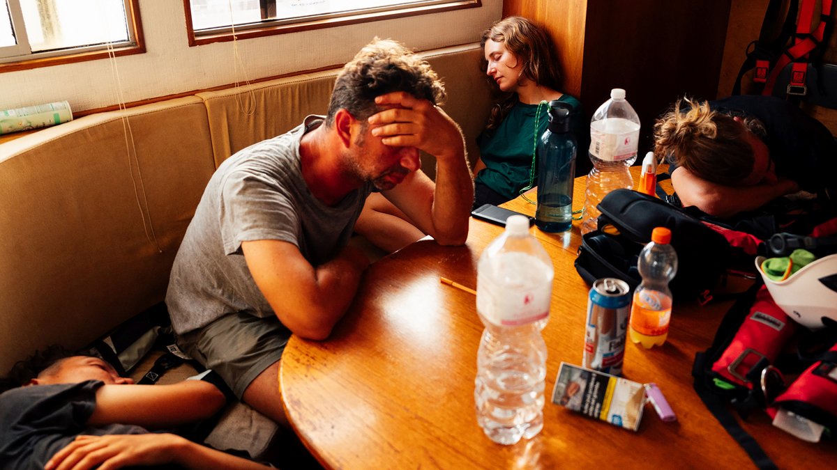 Geschafft – im Wechsel tankt die 12-köpfige Crew neue Kraft.