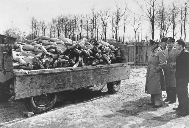 US-Journalisten neben einem Wagen voll Leichen, KZ Buchenwald, 18. April 1945. Foto: United States Holocaust Memorial Museum, Photograph #74994, gemeinfrei