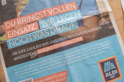 Der Einstiegslohn beim Discounter ist besser als der beim Luxusladen Breuninger. Anzeige vom 5. Mai in der "Bild". Der Einstiegslohn beim Discounter ist besser als der beim Luxusladen Breuninger. Anzeige vom 5. Mai in der "Bild".