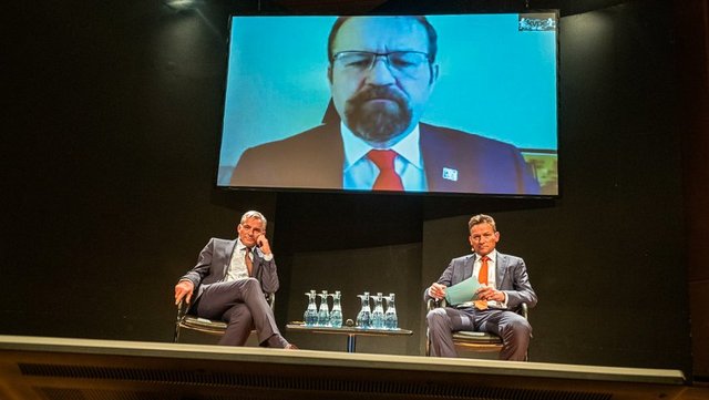 Bei den StN ist immer Battle. Hier, am 9. Februar 2017, in der Stuttgarter Liederhalle mit Minister Strobl (links), Chefredakteur Reisinger (rechts) und dem zugeschalteten Trump-Berater Gorka (oben). Foto: Joachim E. Röttgers