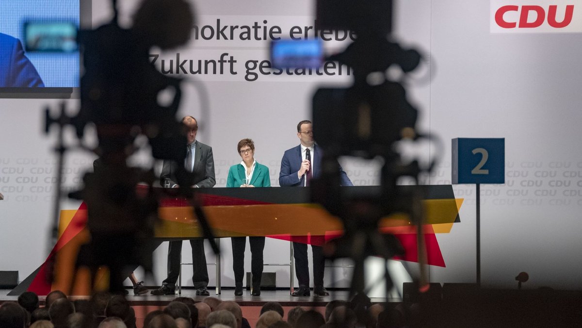 Revival der Regionalkonferenzen? 2018 waren Friedrich Merz, Annegret Kramp-Karrenbauer und Jens Spahn am Start. Fotos: Joachim E. Röttgers Revival der Regionalkonferenzen? 2018 waren Friedrich Merz, Annegret Kramp-Karrenbauer und Jens Spahn am Start. Fotos: Joachim E. Röttgers