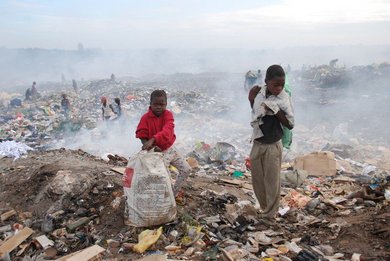 Kinder auf der größten Mülldeponie von Mosambik. Foto: www.amundzukukahina.org