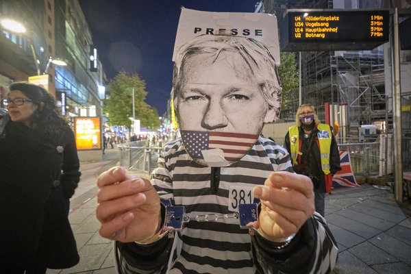 "Free Assange" fordert man auch in Stuttgart. Foto: Joachim E. Röttgers