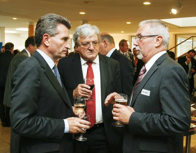 "Da standen plötzlich Leute vom 'Spiegel' in meinem Büro." Widmaier mit Günter Oettinger (links) und Aulendorfs Amtsverweser Edgar Schaz 2008. 