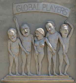 Beherzte Griffe ins Gemächt: Teil von Lenks vor dem Ludwigshafener Rathaus stehenden Relief "Ludwigs Erbe". Foto: Joachim E. Röttgers
