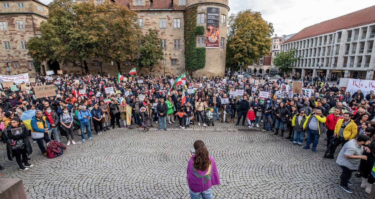 Der Schillerplatz füllte sich.