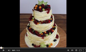Hochzeitstorte mit Fruchtbelag. Screenshot: Youtube