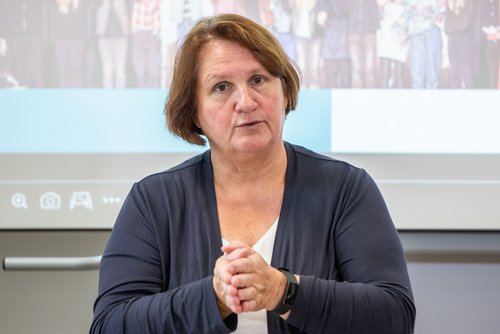 Kultusministerin Theresa Schopper freut sich, dass in Grundschulen demnächst laut gelesen wird. Foto: Jens Volle Kultusministerin Theresa Schopper freut sich, dass in Grundschulen demnächst laut gelesen wird. Foto: Jens Volle