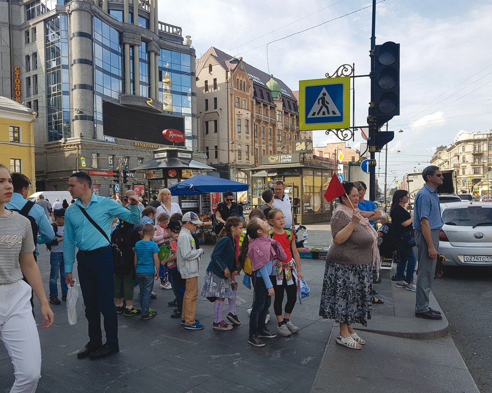 Schulkinder mit Lehrerin.