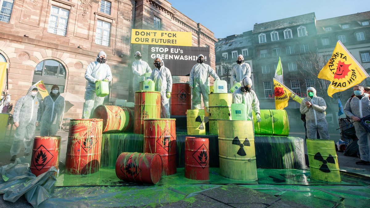 Französische und deutsche Aktivist:innen demonstrieren 2022 gegen die EU-Taxonomie und Greenwashing. Foto: Jens Volle