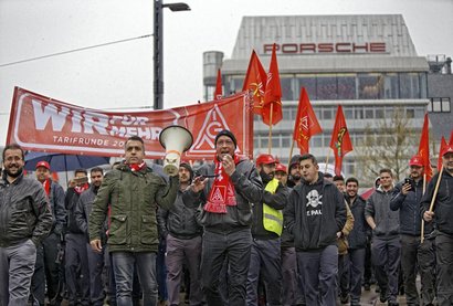 Leitwolf Hück (mit Megafon) bei einer IG Metall-Veranstaltung bei Porsche im April 2016. 