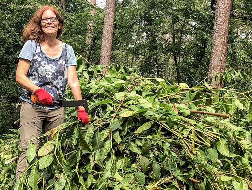 Autorin Sabine Hebbelmann mit Kermesbeerenberg, Sommer 2021. Foto: Michael Kassautzki